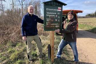 Aus Heimatliebe: Erzgebirger repariert historische Rarität am Eisenweg in Eigenregie - Wolfgang Kempt (links) und Hans-Peter Auerswald haben den Wegweiser - einer von nur zweien - am Donnerstag wieder am Eisenweg aufgestellt.