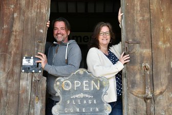 Aus „Hermine“ wird „Amazing Amerika“: Bahnhof wird zur Oase für Amerika-Liebhaber - mit Biergarten und Ferienwohnungen - Am Bahnhof Amerika tut sich einiges, der Güterschuppen wird am 1. Mai von Marco und Simone Elze als Café und Biergarten eröffnet.