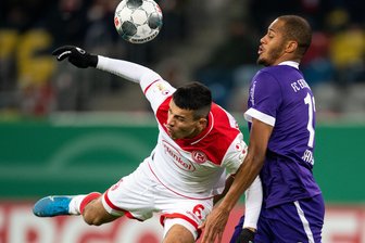 Düsseldorfs Alfredo Morales und Aues Louis Samsons kämpfen um den Ball.