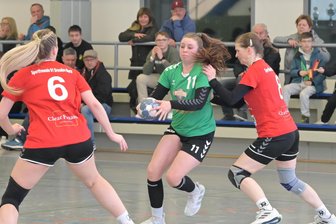 Aus im Viertelfinale: Zwönitzer Handballerinnen verabschieden sich aus Sachsenpokal - Sarah Schmiedel (am Ball) zeigte ein gutes Spiel und trug sich dreimal in die Torschützenliste ein.