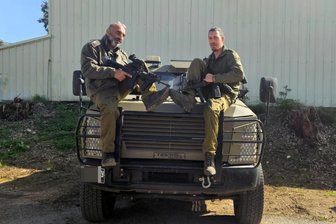 Aus Israel zurück in Vogtland: Was Reisende im gelobten Land erlebten - Dani und Eliran, Reservisten an der syrischen Grenze sind, freuen sich über die neuen Schuhe.