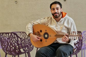 Aus Jordanien und den USA: Darum kommen Studierende nach Mittweida - Bishara Fashho hat mit seiner Oud ein Stück Heimat nach Mittweida geholt.