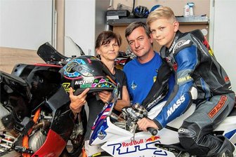 Aus Königsfeld auf die Strecken Europas: Junger Blondschopf hat große Ziele - Das "DH 14 Racing Team" ist ein Familienunternehmen. Danny Hinkelmann (r.) gibt auf der Strecke Gas. Seine Eltern Kathrin und Udo Hinkelmann kümmern sich um das Technische und die Organisation. 