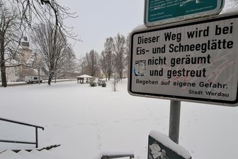 Aus Kostengründen: Werdau streicht wenig genutzte Wege aus dem Winterdienst - Der Gedächtnisplatz in Werdau wird vom Winterdienst ausgelassen.