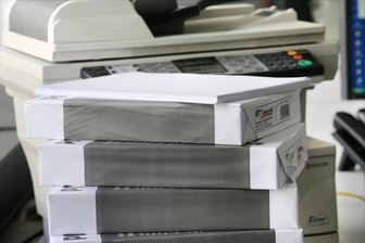 Aus Lager an B 92 im Vogtland: Diebe stehlen hunderte Kilo Druckerpapier - Hunderte Kilogramm Druckerpapier wurden nahe der B 92 am früheren Grenzübergang Schönberg gestohlen.