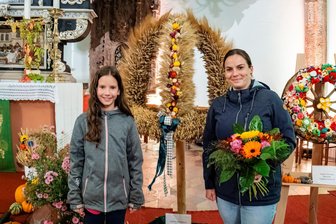 Aus Lego oder traditionell gebunden: Welche Erntekrone überzeugte Jury und Publikum in Mittweida am meisten? - An der Siegerkrone aus Dittersbach haben auch Kinder wie Anne Hermann Tochter Tina (l.) mitgebastelt.