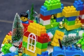 Aus Lego, Spielzeug oder Masken: Floristin gestaltet kuriose Kränze für guten Zweck -
