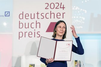 Aus Leipzig! Das ist die Gewinnerin des Deutschen Buchpreises 2024 - Für ihren Roman ·“Hey Guten Morgen, wie geht es dir?“ erhält die Autorin Martina Hefter den Deutschen Buchpreis 2024. Er wurde am Montagabend im Kaisersaal des Römers in Frankfurt (Main) verliehen.