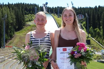 Aus Leipzig in den Ski-Weltcup: Nordische Kombiniererin wird Eliteschülerin des Jahres 2024 - Ronja Loh (rechts) ist Eliteschülerin des Sports 2024. Links Jenny Nowak.