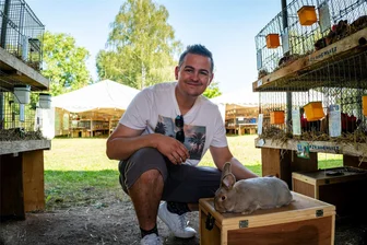 Aus Liebe zum Kaninchen: Rochlitz lockt Züchter aus ganz Deutschland an - Die Luxkaninchen, hier der Zuchtrammler Rambo V, ist eine stark bedrohte Rasse, die Max Fengler mit erhalten will.