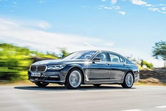 Aus Liebe zum Steuerzahler? Landrat im Vogtland behält seinen Dienstwagen - Als Landrat des Vogtlandkreises nutzt Thomas Hennig einen BMW 730 als Dienstwagen. In der Allradausführung liegt der Grundpreis bei rund 100.000 Euro.