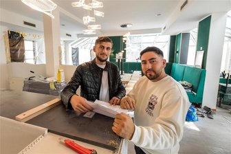 Aus Mazedonien ins Erzgebirge: Neue Gaststätte öffnet im Zentrum von Olbernhau - Arlind Bejzulai (l.) und Erduan Bajrami im ehemaligen „Flamenco“.