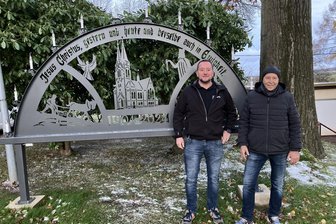 Aus Metallplatte gelasert: Kirche in Niederwürschnitz erhält erstmals Außenschwibbogen - Patrick Lohß (links) neben einem der Stifter, Lutz Holländer. Lohß hat den Schwibbogen gelasert.