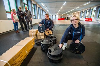 Aus Minigolf-Halle im Erzgebirge wird 24-Stunden-Fitnessstudio - Trainerin Carolin Löschner (rechts) und ihr Chef John Wendler (Mitte) freuen sich auf das neue Fitnessstudio. Nancy Wendler, Handwerker Tobias Wendler und Hauseigentümer Sebastian Schindler (von links) beraten über nächste Aufgaben.