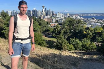 Aus Mittweida in die Vereinigten Staaten: Germania-Fußballer erlebt das Land der unbegrenzten Möglichkeiten - Einen seiner Wochenendtrips führte Felix Reuther von Germania Mittweida nach Seattle in den Nordwesten der USA. Hier steht er Kerry Park vor der Skyline mit Mount Rainier im Hintergrund.
