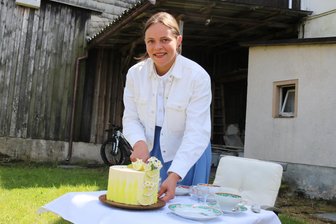 Aus München zurück ins Erzgebirge: Junge Konditorin will Café in Bauernhaus eröffnen - Madeleine Schüller schneidet eine Zitronen-Basilikum-Cremetorte an. So etwas könnte es künftig in ihrem Stützengrüner Café geben.