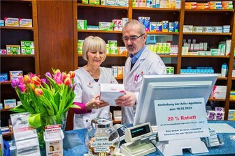 Aus nach 140 Jahren: Thalheimer Adler-Apotheke schließt - Seit 1883 gibt es die Adler-Apotheke in Thalheim. Am Samstag  ist der letzte Verkaufstag. Die Inhaber Brigitte und Dietmar Hennig gehen in den Ruhestand - die Suche nach einem Nachfolger blieb erfolglos. 