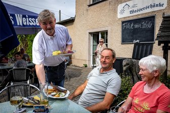 Aus nach 200 Jahren: Wasserschänke im Zschopautal schließt - In dieser Woche der Renner in der Wasserschänke Krumbach: Filet vom Wels. Gastwirt Ronald Hornauer serviert das Essen. Geöffnet ist mittwochs bis sonntags von 12 bis 20 Uhr, an Wochenenden und feiertags ab 11 Uhr.