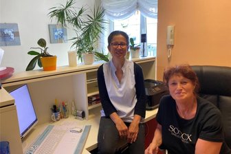 Aus nach 30 Jahren? Was die Reichenbacher Physiotherapie Weißflog gerade umtreibt - Seit Jahr und Tag ein Team in Reichenbach. Physiotherapeutin Petra Weißflog (rechts) und Heike Otto, die das Büro der Physiotherapie am Markt 5 schmeißt.