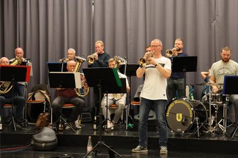 Aus nach 60 Jahren: Blaskapelle aus dem Erzgebirge spielt zum letzten Mal - Die Herolder Blasmusikanten probten noch einmal im Thumer Volkshaus – für ihren letzten Auftritt.