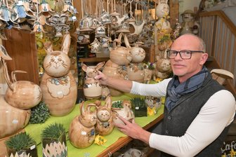 Aus nach über 35 Jahren: Mietvertrag der erzgebirgischen Töpferei Heyde-Keramik nicht verlängert - Der Inhaber der Heyde-Keramik Jens Böttger im Laden an der Chemnitzer Straße in Jahnsdorf.
