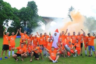 Aus Neustart wird ein Durchmarsch - Nach dem 8:1-Sieg im letzten Heimspiel gegen den FV Wolkenburg II (8:1) gab es für die Kicker der Spielgemeinschaft Westsachsen Fraureuth-Ruppertsgrün/Steinpleis viel zu feiern. 