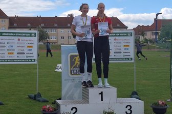 Aus Norwegen aufs Podest: Freiberger Leichtathletin fischt an der Saale Silber - Anastasia Schnell (l.) vom TVL Freiberg durfte sich in Halle über Silber bei der Mitteldeutschen Meisterschaft im Mehrkampf freuen.