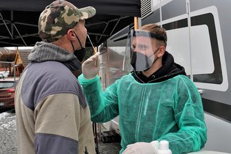 Aus Not wird Tugend: Coronatests in der Eisdiele und im Naturbad - Der Betreiber des Naturbads Niederwiesa, Frank Buschbeck, bietet sonntags im Naturbad Tests an und betreibt auch die Teststation vor dem Rathaus. Im Bild: Mitarbeiter Sebastian Widera (rechts) beim Test. 