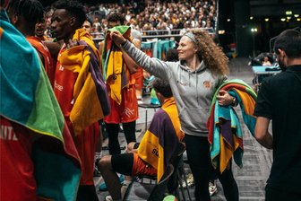 Aus Olbernhau in den Europe Cup: die Powerfrau im Team der Niners Chemnitz - Während der Spiele kümmert sich Annika Löffler darum, dass alle Spieler mit Handtüchern versorgt sind. Und sie ist natürlich zur Stelle, wenn sich einer der Basketballer der Niners Chemnitz verletzt. Seit November arbeitet die 32-Jährige als Physiotherapeutin des Teams.