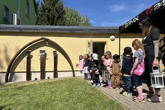 Aus Original-Teilen des Bergbaus: Kunstwerk in Hohndorf wird eingeweiht - Vor allem die lustigen Schaufelgesichter der Figuren weckten das Interesse der Kids des Kindergartens Rappelkiste.