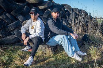 Aus Penig ins internationale Musikgeschäft: TikTok bringt „Kedy“ und „DJ Marque S“ den Labelvertrag - Markus Zschuch (in weiß) und Kevin Dyczek (in schwarz) starten gerade mit ihrer Musik auf TikTok durch.