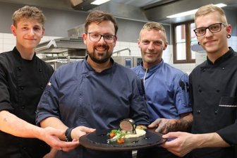 Aus regionalen Zutaten entsteht Essen auf Sterne-Niveau - Sebastian Scherk (2. v. l.), Chef des Zwickauer Brauhauses, und seine Crew: Sascha Leistner, Kevin Schlesier und Sebastian Hecker (v. l.) mit ihrem Wettbewerbsgericht. 
