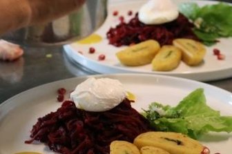 Aus regionalen Zutaten entsteht Essen auf Sterne-Niveau - Pochiertes Ei im Rote-Bete-Spaghetti-Nest an Meerrettich-Senfsoße.