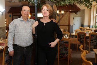 Aus „Schnitzelparadies“ wird „Schnitzelschmiede“: Wie der Wechsel in der Gaststätte im Zwickauer Johannisbad abläuft - Für Helmut und Svitlana Fichtner ist die letzte Woche im „Schnitzelparadies“ angebrochen. Nach bald 25 Jahren in Zwickau übergeben sie die Gaststätte an René Thieme aus Gera, der sie als „Schnitzelschmiede“ weiterführen will.