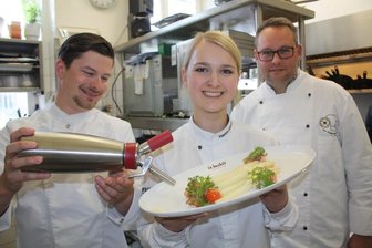 Aus Schwedens Wäldern ins Café Dreamers am Chemnitzer Brühl - Hanna Lehmann hatte im Jahr 2018 den renommierten Nachwuchskochpreis "Achenbach-Pokal" gewonnen. Vorbereitet hatte sie sich mit ihrem damaligen Ausbilder Eric Weinhold (l.) und Sebastian Ehmke (r.) vom Verein der Chemnitzer Köche.