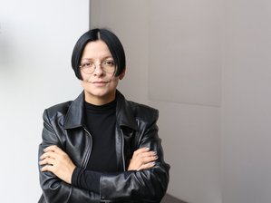 Die deutsche Künstlerin Henrike Naumann. Mit Möbeln trifft Henrike Naumann künstlerische Aussagen zu Politik und Gesellschaft. In den vergangenen Jahren vor allem zu Deutschland und Osteuropa. Jetzt aber hat die in Zwickau geborene Künstlerin sich erstmals auch mit Trump auseinandergesetzt - mitten in New York.