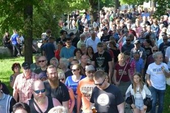 Aus "Spaziergang" wird verbotener Aufzug - Erneut sind zahlreiche Menschen im Albertpark zum "Montagsspaziergang" aufgebrochen.