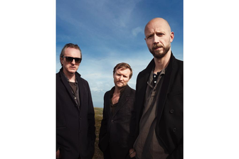 Aus tiefem Dunkel: Norwegische Indie-Melancholiker Madrugada kehren nach Glauchau zurück - Men in Black: Madrugada kehren in den Gründelpark Glauchau zurück, wo die Norweger einst als Co-Headliner eines der legendärsten The-Cure-Konzerte überhaupt das Woodstage besonders machen konnten. 