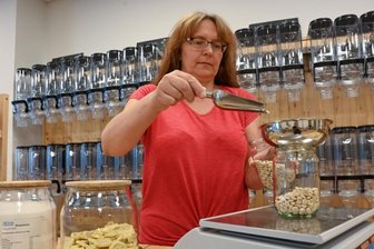 Aus Überzeugung: 45-Jährige eröffnet Unverpackt-Laden in Burgstädt - Am Donnerstag eröffnet Mandy Mehner an der Dr.-Robert-Koch-Straße 19 in Burgstädt ihren Unverpackt-Laden. Hier wiegt sie verschiedene Müsli-Zutaten in einem Glas ab. 