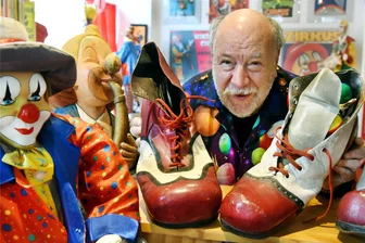 Aus und vorbei: Warum in Sachsens einzigartigem Clown-Museum der Vorhang nun endgültig fällt - Hans-Dieter Hormann hat eine einzigartige Clown-Sammlung in Leipzig aufgebaut. Zu den rund 25.000 Exponaten gehören auch Schuhe des Schweizer Clowns Galetti.