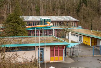 Aus unserem Archiv: Stadt bietet Landkreis das Erzgebirgsbad als Asyl-Notunterkunft - Das seit Sommer 2014 geschlossene Erzgebirgsbad in Thalheim: Einst Vorzeigebad, bald Notunterkunft für Flüchtlinge? Im naheliegenden Vereinsgebäude sind auch die Asylgruppen-Helfer von Thalheim. Bürgermeister Dittmann: "Auch deshalb bietet sich das Erzgebirgsbad räumlich an."