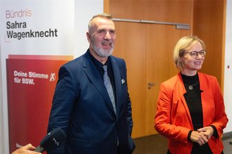 „Aus unserer Sicht ein Fehler“: Wie Sachsens BSW auf den Thüringer Kompromiss zum Thema Frieden reagiert - Bereit zu Koalitionsverhandlungen, aber parteiintern unter Druck: die Thüringer BSW-Landesvorsitzenden Katja Wolf und Steffen Schütz.