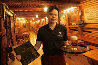 Aus Vietnam ins Erzgebirge: Dieser Azubi ist Jahrgangsbester in Südwestsachsen - Tuan Dat Pham gehört zum Serviceteam in der Traditionseinkehr "Zum Füllort" im Kulturhaus Aktivist in Bad Schlema. Erst 2020 kam er aus Vietnam ins Erzgebirge und schloss seine erste Ausbildung nun als Jahrgangsbester ab.