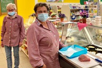 Aus Vision wurde eine Erfolgsgeschichte - Steffi Otto (vorn) und ihre Kollegin Ingrid Höntzsch gehören zum Team des Frischemarkts Bad Schlema, der die Nahversorgung im Kurort seit 15 Jahren sicherstellt - als Bürgerkonsum mit einer Genossenschaft als Basis. 