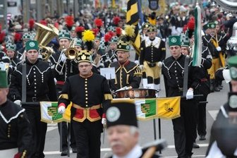 Aus Vorsicht: Auch dieses Jahr keine Bergparade - Hunderte Uniformträger und Musiker waren bei den Bergparaden in den Vorjahren unterwegs. Dieses Jahr fällt sie erneut aus.