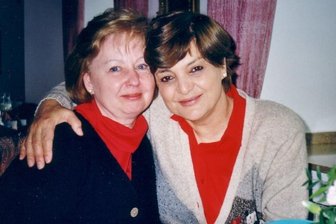 Aus Westsachsen in die Welt des Orients - Die Übersetzerin mit der Schriftstellerin Sahar Khalifa im Jahr 2002.