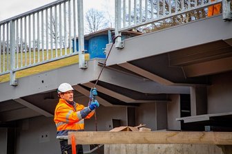Aus zwei mach eins: Schönthalbrücke ist fast fertig - Neben zwei Kränen waren auch Augenmaß und Muskelkraft gefragt, um das zweite Bauteil der Schönthalbrücke an das erste anzufügen. Die Prozedur dauerte gut drei Stunden lang.