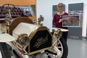 Aus Zwickau zum Louvre: Wie das August-Horch-Museum in Paris auf die Automobilgeschichte der Stadt aufmerksam machen will - Ein Teil des Fotomotivs: Museumssprecherin Annett Lang am Nachbau des Horch 14-17 PS.