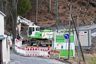 Ausbau der B 180 Im Zschopautal: Jetzt kommt das komplizierte Stück - Die Straßenbaustelle auf der B 180 ist abgesperrt. Sicherheitshalber blockiert ein Bagger die Durchfahrt. Während der Weihnachtsfeiertage, als der Bagger wegen des Hochwassers weggefahren werden musste, hatten Autofahrer die Absperrungen beiseite geräumt und waren durch die Baustelle gefahren.