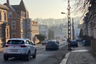Ausbau der Bahnhofstraße in Penig: Wann es losgeht und welche Umleitungen auf Autofahrer zukommen - Die Bahnhofstraße in Penig hat ihre besten Zeiten hinter sich. Sie wird voraussichtlich ab Frühjahr grundhaft ausgebaut. Zwei Millionen Euro investieren Stadt, Landkreis und ZWA.
